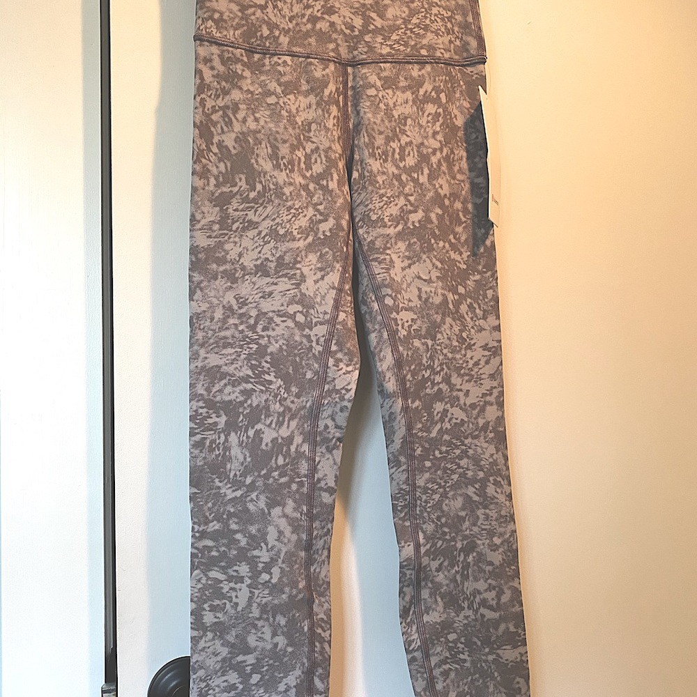 NWT Lululemon Wunder Under size 4